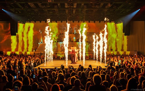 Riesige Flammensäulen umgeben DJ BoBo, Nancy Baumann, Jesse Ritch und Kate Matl beim Konzert von DJ BoBo – THE GREAT ADVENTURE im Europa-Park