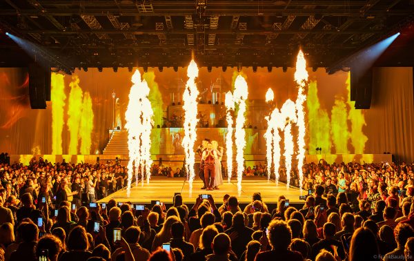 Riesige Flammensäulen umgeben DJ BoBo, Nancy Baumann, Jesse Ritch und Kate Matl beim Konzert von DJ BoBo – THE GREAT ADVENTURE im Europa-Park