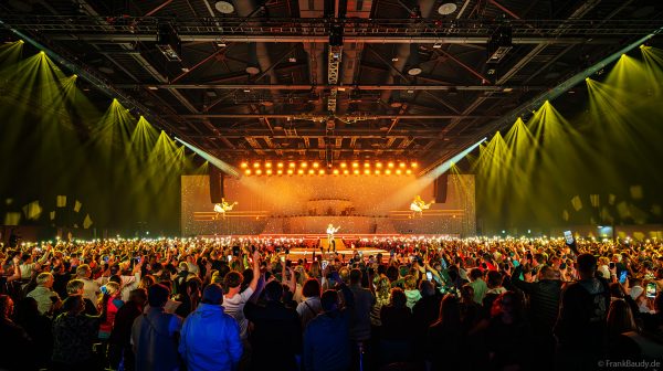 Im Lichtermeer der Handylichter bei DJ BoBo – The Great Adventure