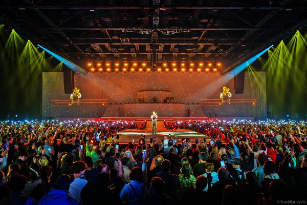 Im Lichtermeer der Handylichter bei DJ BoBo – The Great Adventure