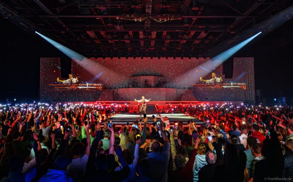 Im Lichtermeer der Handylichter bei DJ BoBo – The Great Adventure