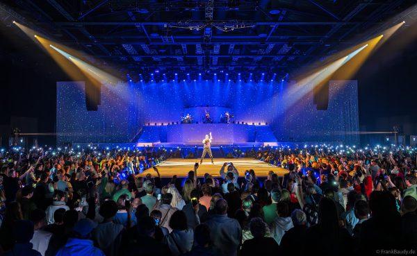 Im Lichtermeer der Handylichter bei DJ BoBo – The Great Adventure