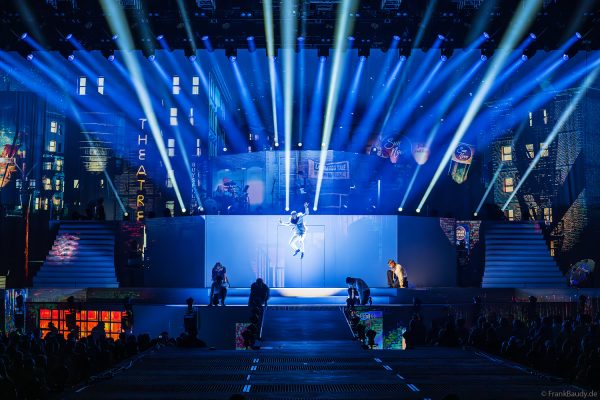 DJ BoBo katapultiert sich bei „The Great Adventure“ spektakulär durch die Luft auf die Bühne.