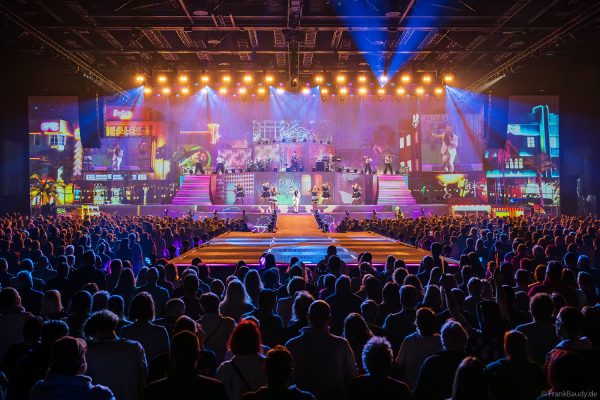 DJ BoBo – The Great Adventure Weltpremiere mit beeindruckender Live-Show, Licht- und Bühneneffekten