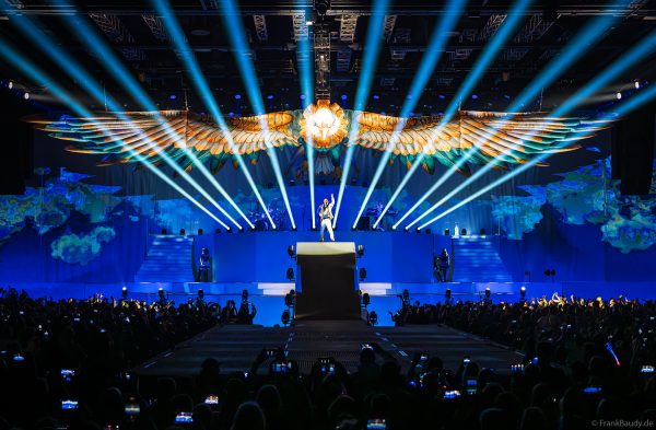 Ein imposantes Highlight ist der riesige Adler „Skeleton Eddy“ mit 28 Metern Breite, der über die Bühne von DJ BoBo – The Great Adventure schwebt.