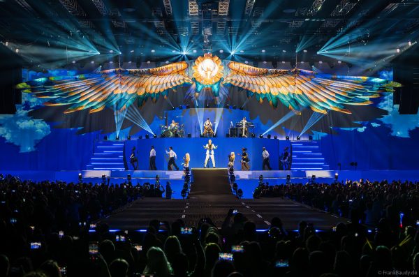 Ein imposantes Highlight ist der riesige Adler „Skeleton Eddy“ mit 28 Metern Breite, der über die Bühne von DJ BoBo – The Great Adventure schwebt.