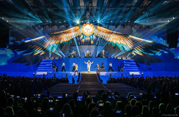 Ein imposantes Highlight ist der riesige Adler „Skeleton Eddy“ mit 28 Metern Breite, der über die Bühne von DJ BoBo – The Great Adventure schwebt.