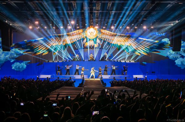 Ein imposantes Highlight ist der riesige Adler „Skeleton Eddy“ mit 28 Metern Breite, der über die Bühne von DJ BoBo – The Great Adventure schwebt.