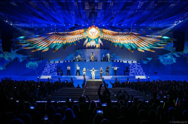 Ein imposantes Highlight ist der riesige Adler „Skeleton Eddy“ mit 28 Metern Breite, der über die Bühne von DJ BoBo – The Great Adventure schwebt.