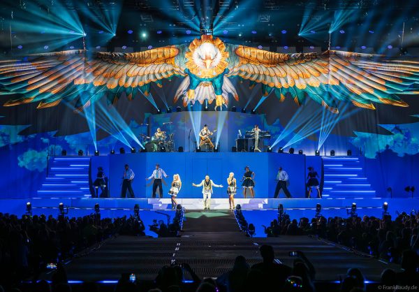 Ein imposantes Highlight ist der riesige Adler „Skeleton Eddy“ mit 28 Metern Breite, der über die Bühne von DJ BoBo – The Great Adventure schwebt.