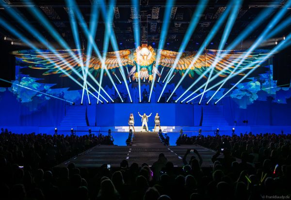 Ein imposantes Highlight ist der riesige Adler „Skeleton Eddy“ mit 28 Metern Breite, der über die Bühne von DJ BoBo – The Great Adventure schwebt.