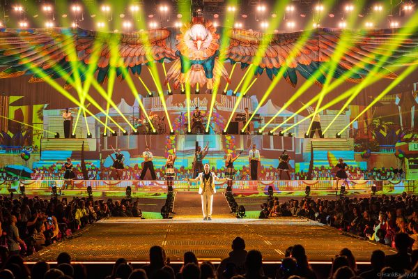 Spektakuläre Lichtshow beim Konzert von DJ BoBo – The Great Adventure