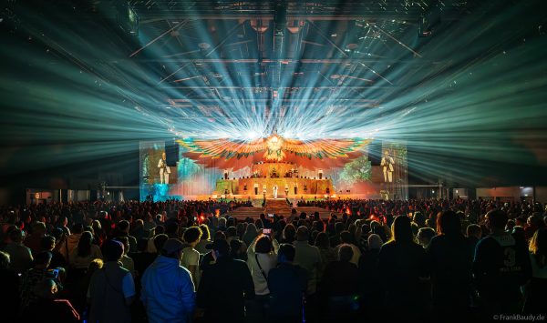 Spektakuläre Lichtshow beim Konzert von DJ BoBo – The Great Adventure