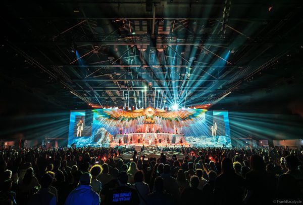 Spektakuläre Lichtshow beim Konzert von DJ BoBo – The Great Adventure