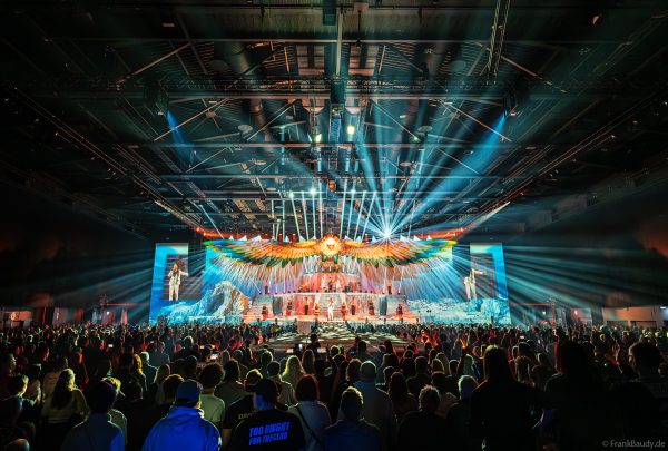 Spektakuläre Lichtshow beim Konzert von DJ BoBo – The Great Adventure