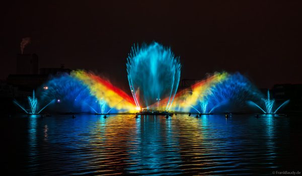 Spektakuläre Wasser- und Lichtshow bei der 50 Jahre Feier von CroisiEurope in Straßburg mit eindrucksvollen Fontänen und Effekten