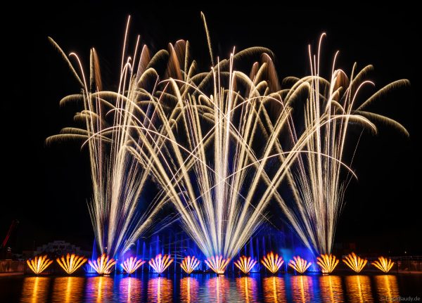 Beeindruckende Wassershow mit Feuer und Feuerwerk zum 50-jährigen Jubiläum von CroisiEurope in Straßburg