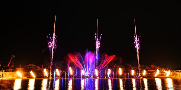 Spektakuläre Wasser- und Lichtshow bei der 50 Jahre Feier von CroisiEurope in Straßburg mit eindrucksvollen Fontänen und Effekten