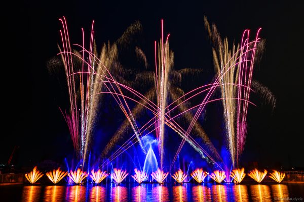 Große Wasser-, Licht- und Feuerwerksshow zum 50. Jubiläum von CroisiEurope in Straßburg