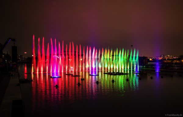 Spektakuläre Wasser- und Lichtshow bei der 50 Jahre Feier von CroisiEurope in Straßburg mit eindrucksvollen Fontänen und Effekten