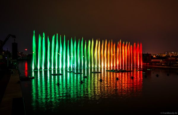 Spektakuläre Wasser- und Lichtshow bei der 50 Jahre Feier von CroisiEurope in Straßburg mit eindrucksvollen Fontänen und Effekten