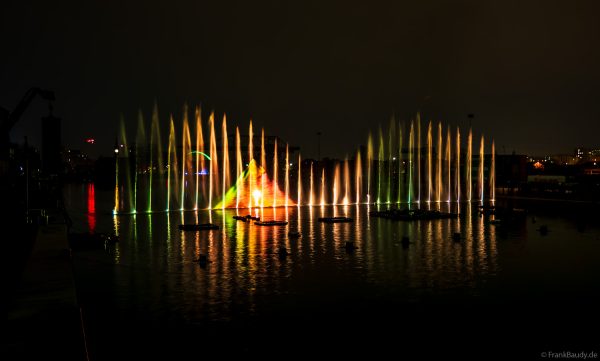 Spektakuläre Wasser- und Lichtshow bei der 50 Jahre Feier von CroisiEurope in Straßburg mit eindrucksvollen Fontänen und Effekten