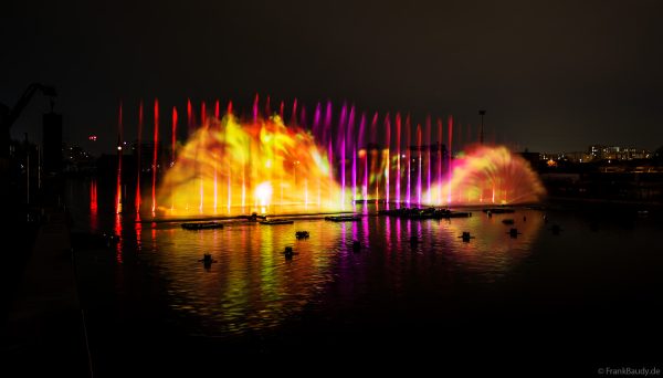 Spektakuläre Wasser- und Lichtshow bei der 50 Jahre Feier von CroisiEurope in Straßburg mit eindrucksvollen Fontänen und Effekten