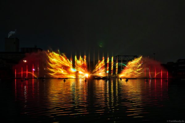 Spektakuläre Wasser- und Lichtshow bei der 50 Jahre Feier von CroisiEurope in Straßburg mit eindrucksvollen Fontänen und Effekten