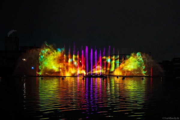 Spektakuläre Wasser- und Lichtshow bei der 50 Jahre Feier von CroisiEurope in Straßburg mit eindrucksvollen Fontänen und Effekten