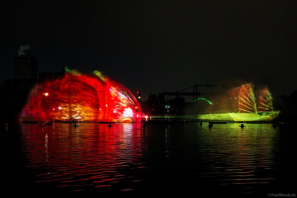 Spektakuläre Wasser- und Lichtshow bei der 50 Jahre Feier von CroisiEurope in Straßburg mit eindrucksvollen Fontänen und Effekten
