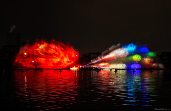 Spektakuläre Wasser- und Lichtshow bei der 50 Jahre Feier von CroisiEurope in Straßburg mit eindrucksvollen Fontänen und Effekten