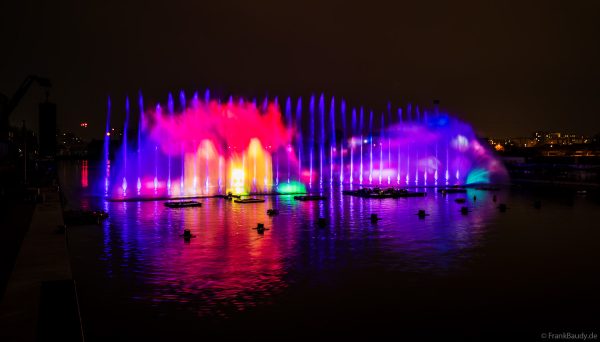 Spektakuläre Wasser- und Lichtshow bei der 50 Jahre Feier von CroisiEurope in Straßburg mit eindrucksvollen Fontänen und Effekten