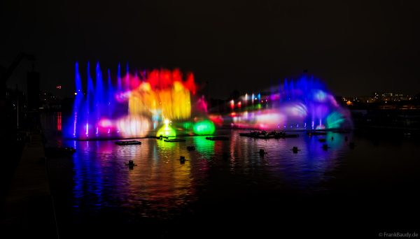 Spektakuläre Wasser- und Lichtshow bei der 50 Jahre Feier von CroisiEurope in Straßburg mit eindrucksvollen Fontänen und Effekten