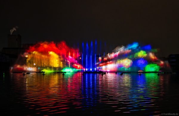 Spektakuläre Wasser- und Lichtshow bei der 50 Jahre Feier von CroisiEurope in Straßburg mit eindrucksvollen Fontänen und Effekten