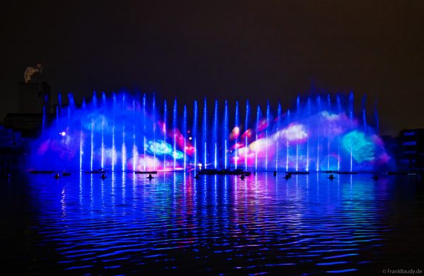Spektakuläre Wasser- und Lichtshow bei der 50 Jahre Feier von CroisiEurope in Straßburg mit eindrucksvollen Fontänen und Effekten