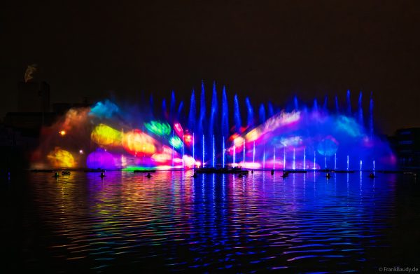 Spektakuläre Wasser- und Lichtshow bei der 50 Jahre Feier von CroisiEurope in Straßburg mit eindrucksvollen Fontänen und Effekten