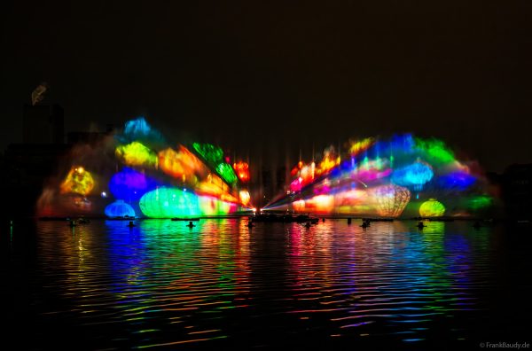 Multimedia Wassershow mit Lichtshow und Projektionen beim CroisiEurope Jubiläum in Straßburg