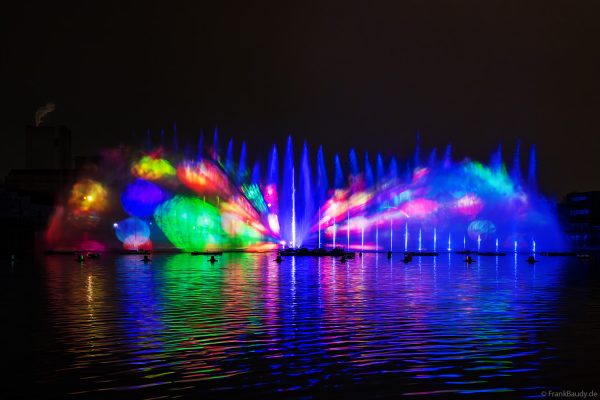 Spektakuläre Wasser- und Lichtshow bei der 50 Jahre Feier von CroisiEurope in Straßburg mit eindrucksvollen Fontänen und Effekten