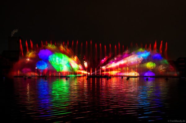 Multimedia Wassershow mit Lichtshow und Projektionen beim CroisiEurope Jubiläum in Straßburg