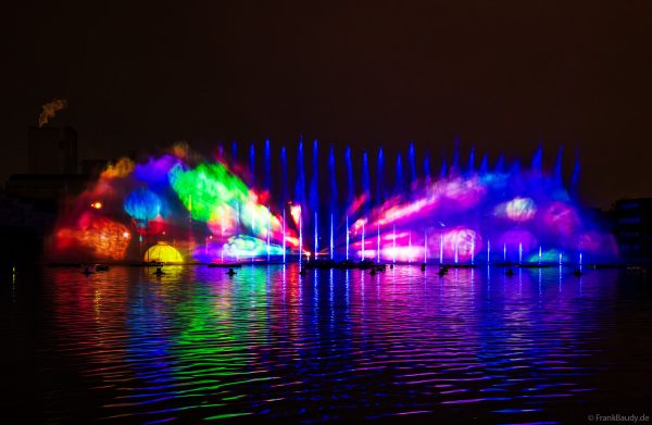 Spektakuläre Wasser- und Lichtshow bei der 50 Jahre Feier von CroisiEurope in Straßburg mit eindrucksvollen Fontänen und Effekten
