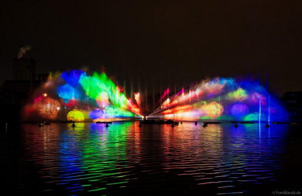 Spektakuläre Wasser- und Lichtshow bei der 50 Jahre Feier von CroisiEurope in Straßburg mit eindrucksvollen Fontänen und Effekten