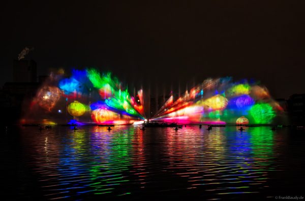 Spektakuläre Wasser- und Lichtshow bei der 50 Jahre Feier von CroisiEurope in Straßburg mit eindrucksvollen Fontänen und Effekten