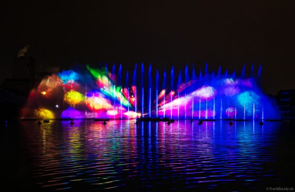 Spektakuläre Wasser- und Lichtshow bei der 50 Jahre Feier von CroisiEurope in Straßburg mit eindrucksvollen Fontänen und Effekten
