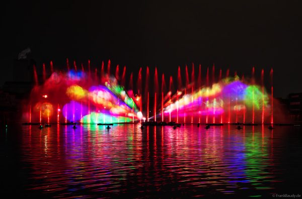 Spektakuläre Wasser- und Lichtshow bei der 50 Jahre Feier von CroisiEurope in Straßburg mit eindrucksvollen Fontänen und Effekten