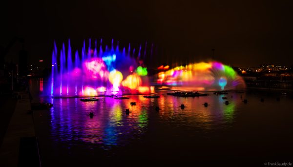 Spektakuläre Wasser- und Lichtshow bei der 50 Jahre Feier von CroisiEurope in Straßburg mit eindrucksvollen Fontänen und Effekten