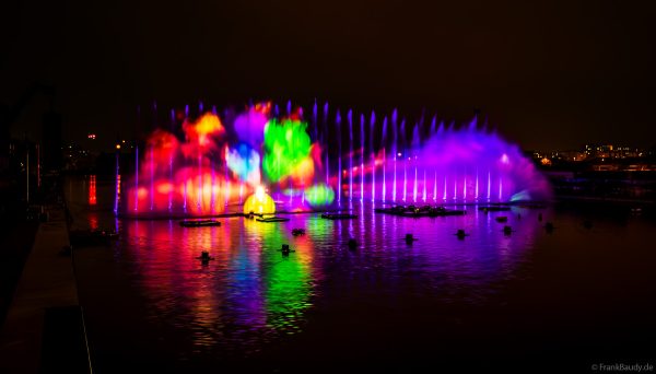 Spektakuläre Wasser- und Lichtshow bei der 50 Jahre Feier von CroisiEurope in Straßburg mit eindrucksvollen Fontänen und Effekten