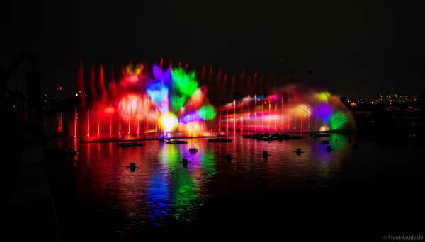 Spektakuläre Wasser- und Lichtshow bei der 50 Jahre Feier von CroisiEurope in Straßburg mit eindrucksvollen Fontänen und Effekten