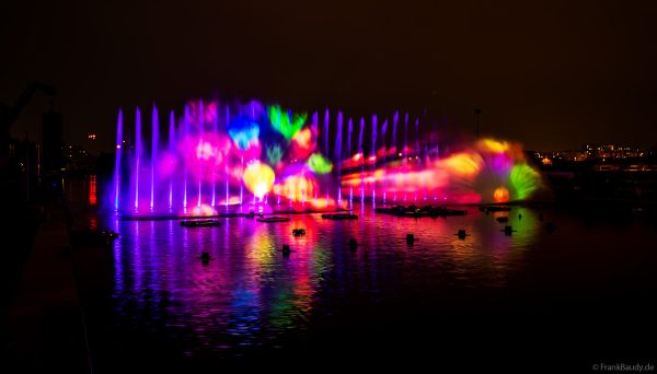 Spektakuläre Wasser- und Lichtshow bei der 50 Jahre Feier von CroisiEurope in Straßburg mit eindrucksvollen Fontänen und Effekten