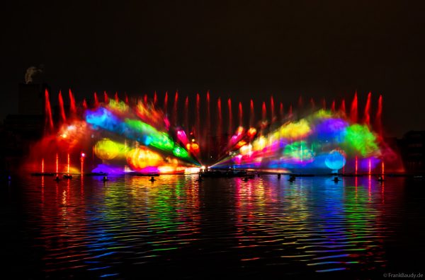 Spektakuläre Wasser- und Lichtshow bei der 50 Jahre Feier von CroisiEurope in Straßburg mit eindrucksvollen Fontänen und Effekten