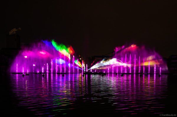 Spektakuläre Wasser- und Lichtshow bei der 50 Jahre Feier von CroisiEurope in Straßburg mit eindrucksvollen Fontänen und Effekten